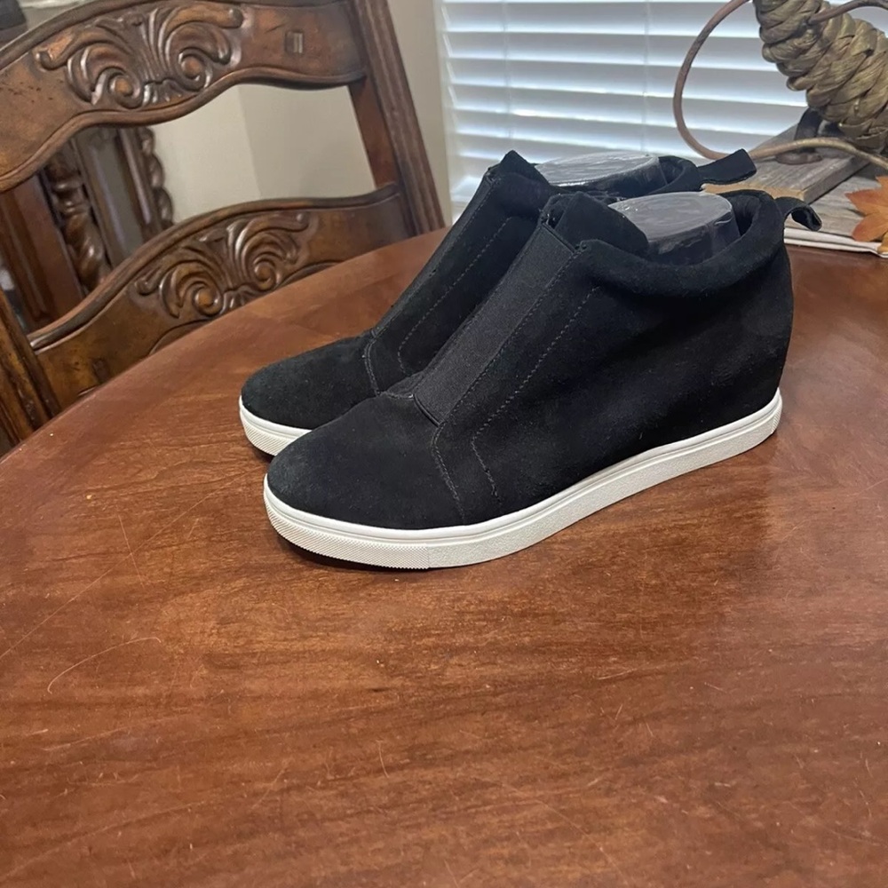 Blondo hidden wedge sneaker black